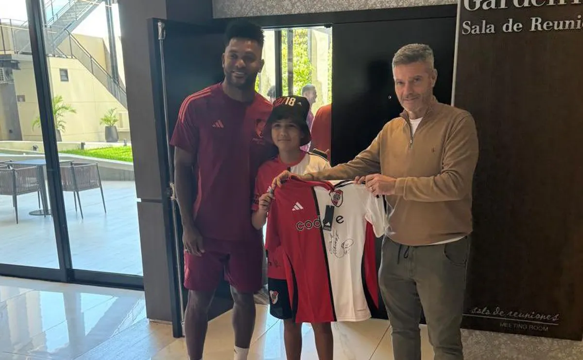 Borja, con Tadeo, el pequeño hincha (Foto: Copa Argentina).