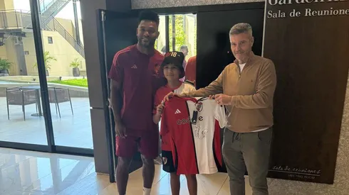 Borja, con Tadeo, el pequeño hincha (Foto: Copa Argentina).