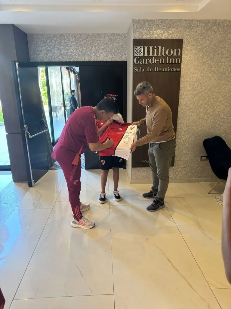 Gallardo también le firmó la camiseta a Tadeo (Foto: Copa Argentina).