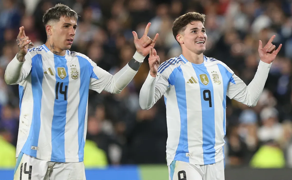 Julián Álvarez y Enzo Fernández, listos para el encuentro.
