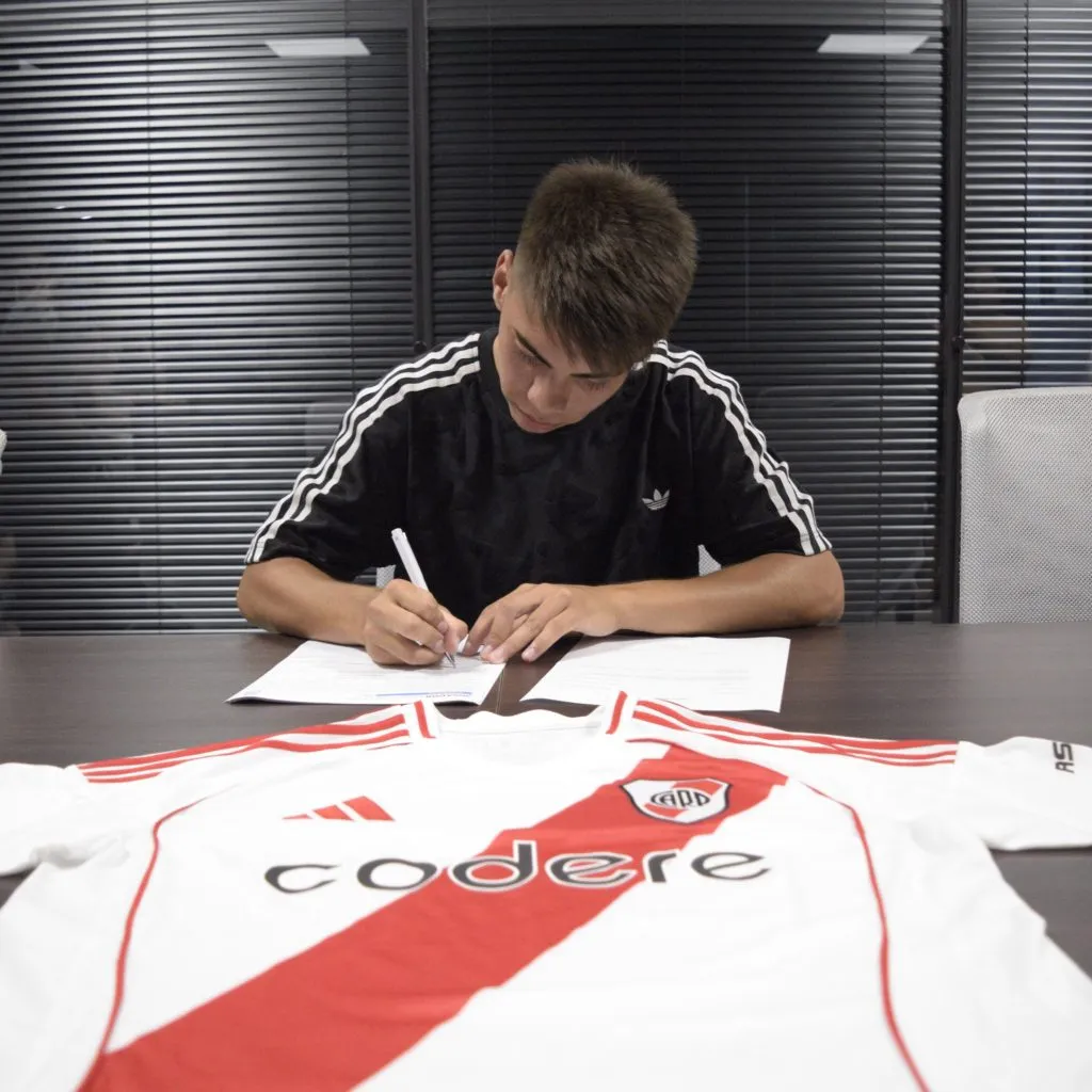 Santiago Espíndola en la firma de su primer contrato.