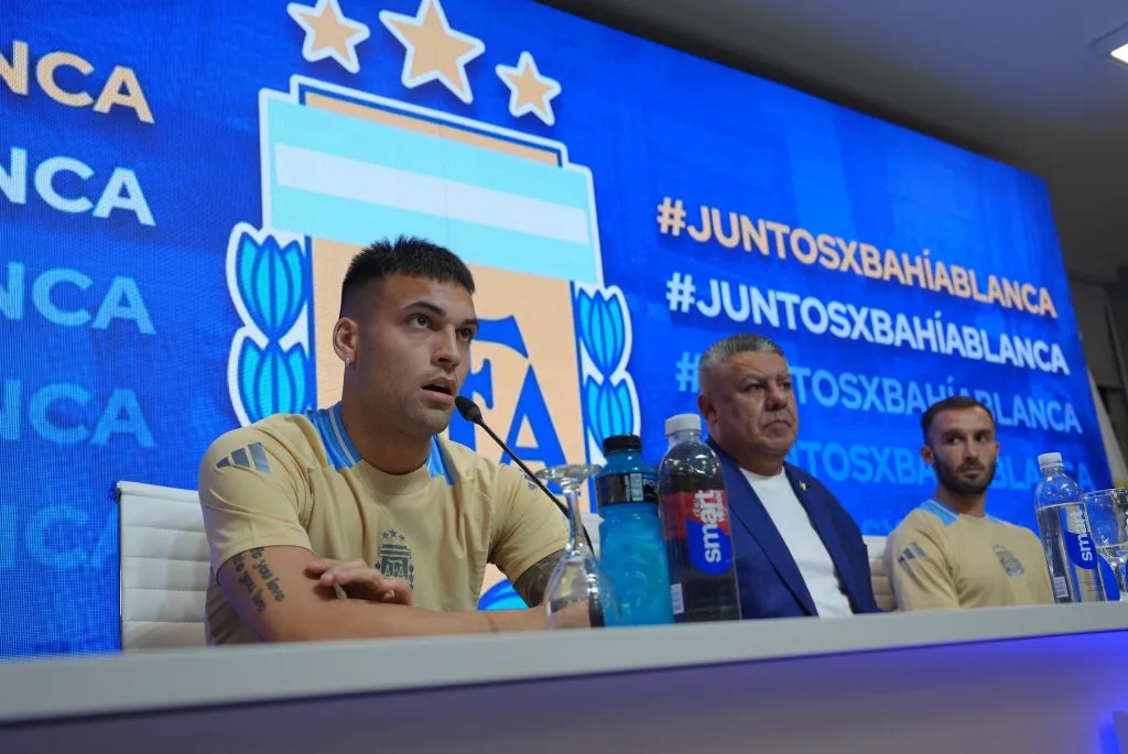 Pezzella en la conferencia por Bahía Blanca en la AFA. (Prensa AFA)