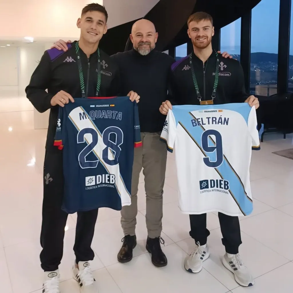 Adrián Varela con Lucas Martínez Quarta y Lucas Beltrán.