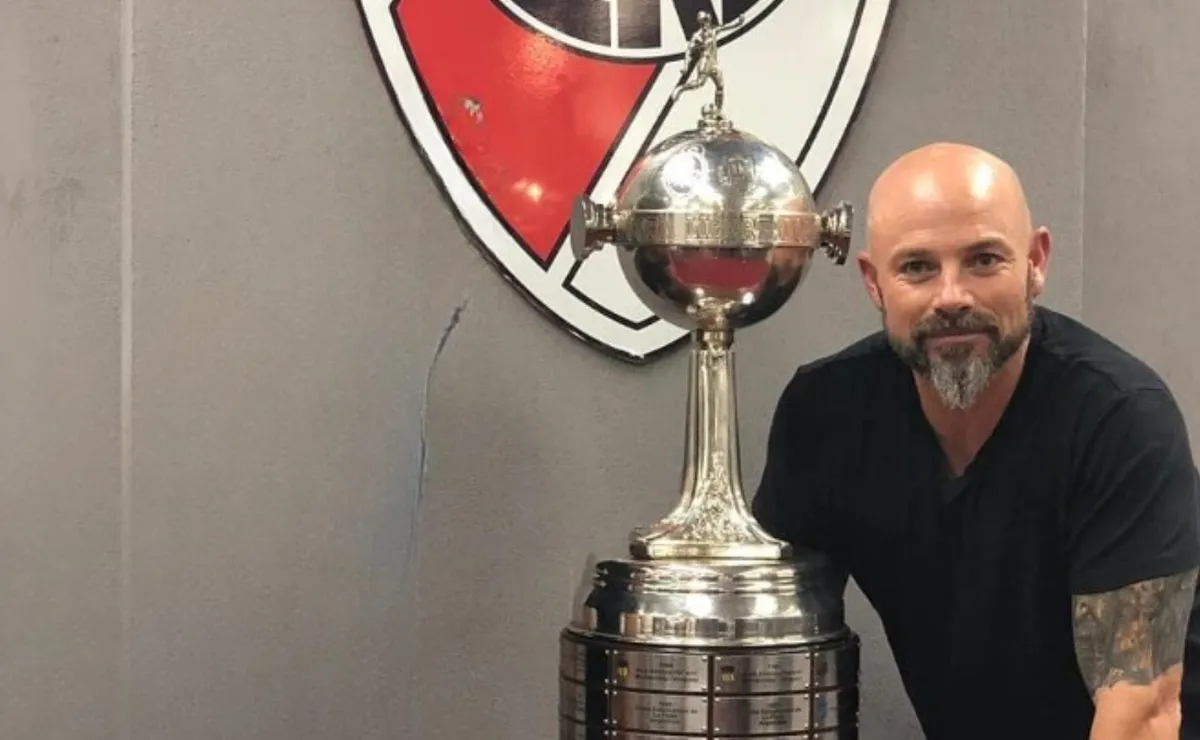 Adrián Varela, ex dirigente de River en la gestión de Rodolfo Donofrio. Se fue a vivir a España y fundó el Club Argentino de Fútbol, donde juegan Rafael y Agustín Álvarez, hermanos de Julián.