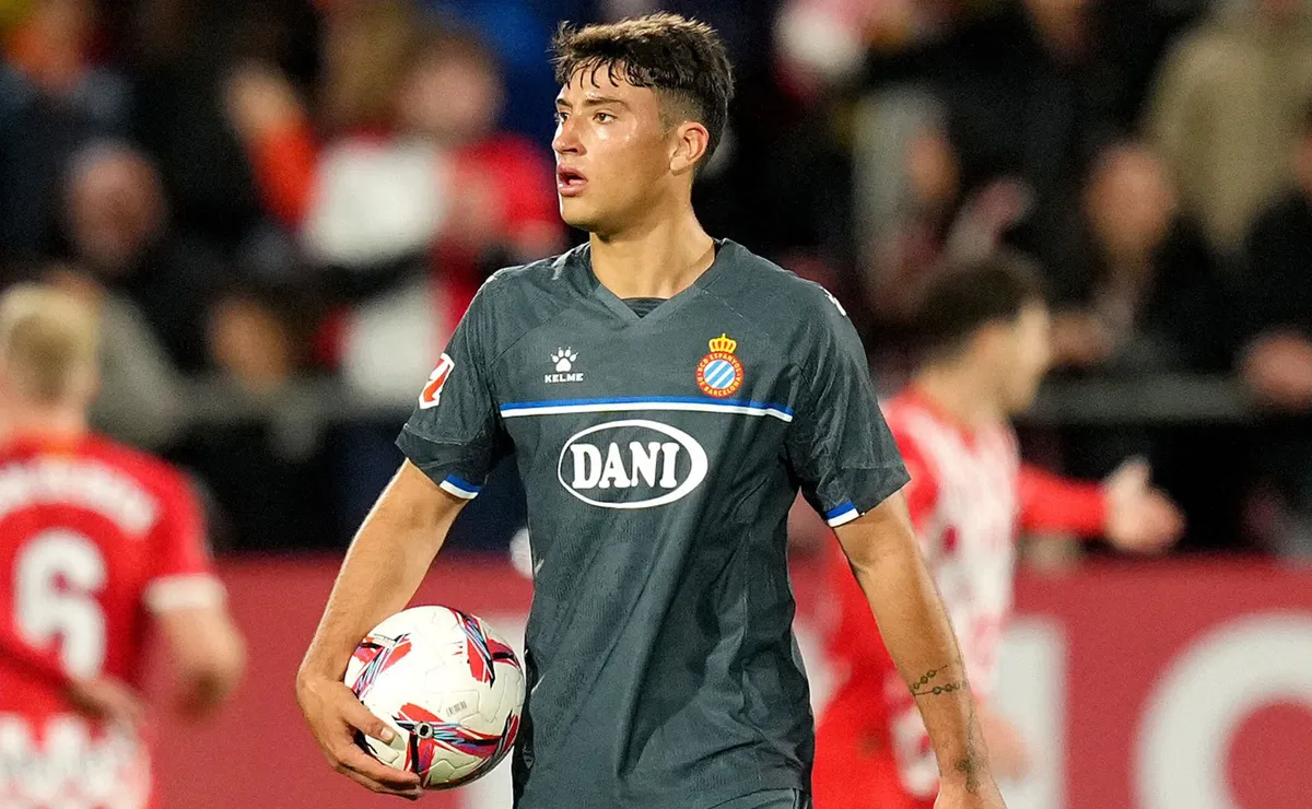 El delantero deberá buscarse club.