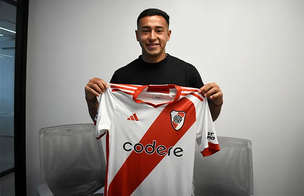 Enzo Rubio en la firma de su contrato con el club.