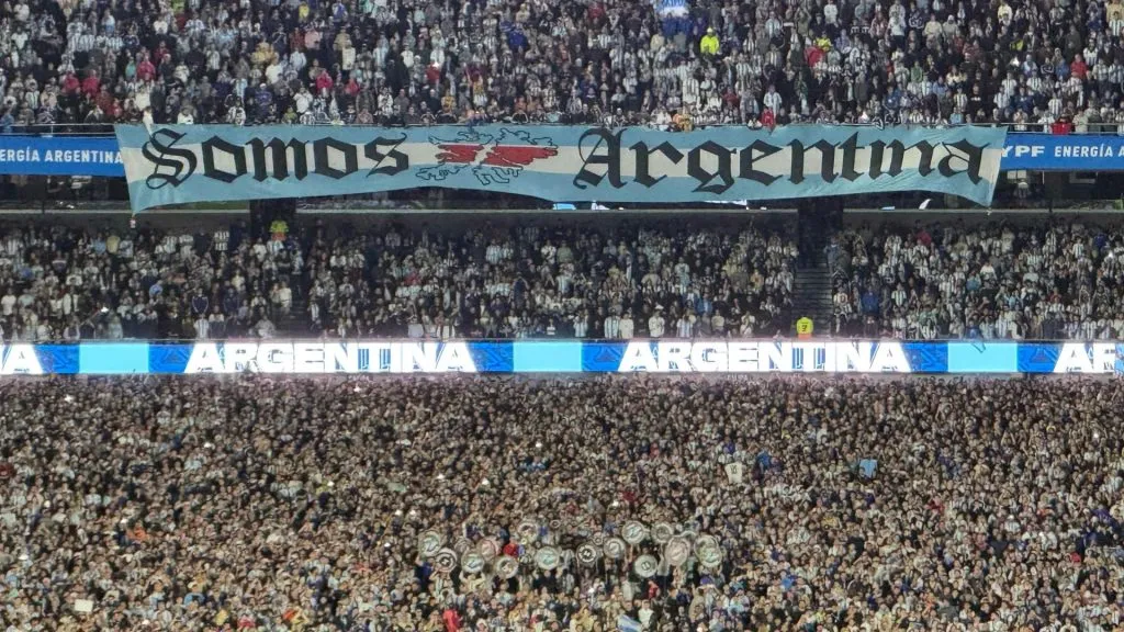 La bandera de Los Borrachos del Tablón en el Monumental en el partido de Argentina ante Brasil en marzo pasado.