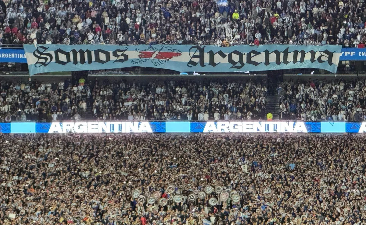 La bandera de Los Borrachos del Tablón en el Monumental en el partido de Argentina ante Brasil en marzo pasado.