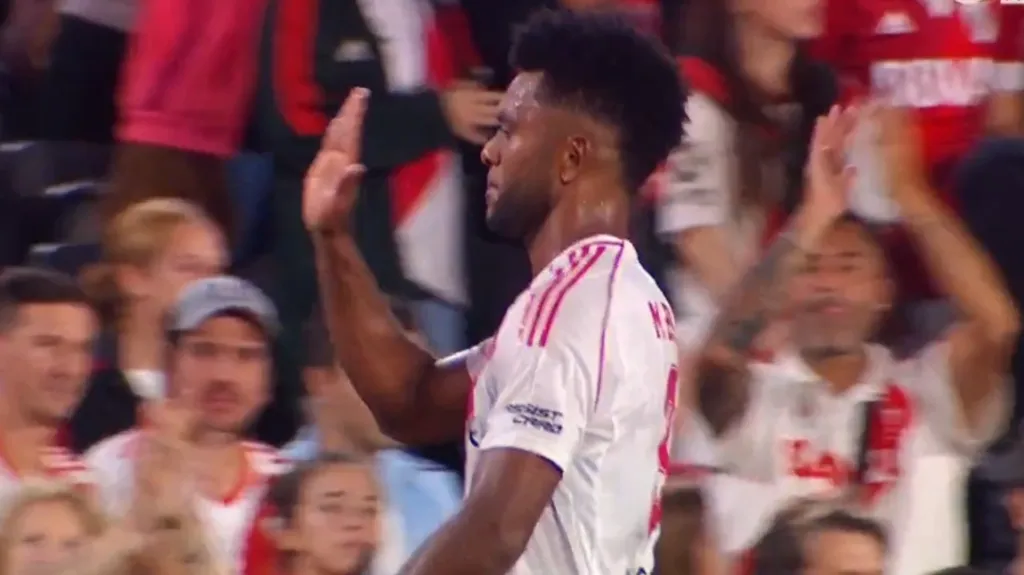 Borja se despidió de la cancha con un gesto para los hinchas. Tuvo un partido para el olvido.