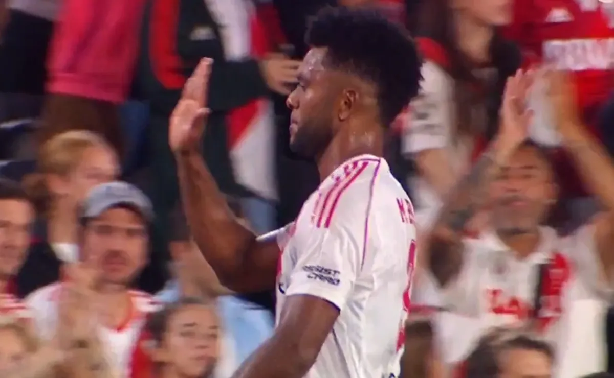 Borja se despidió de la cancha con un gesto para los hinchas. Tuvo un partido para el olvido.