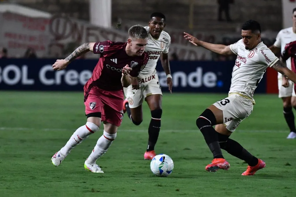 Franco Mastantuono con la pelota. (Foto: Prensa River)