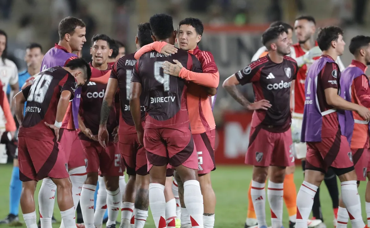 El abrazo de los jugadores de River una vez consumado el triunfo en Perú.