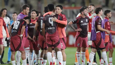 El abrazo de los jugadores de River una vez consumado el triunfo en Perú.