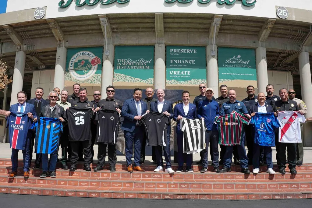 Gianni Infantino y una camiseta de River en el Rose Bowl de LA.
