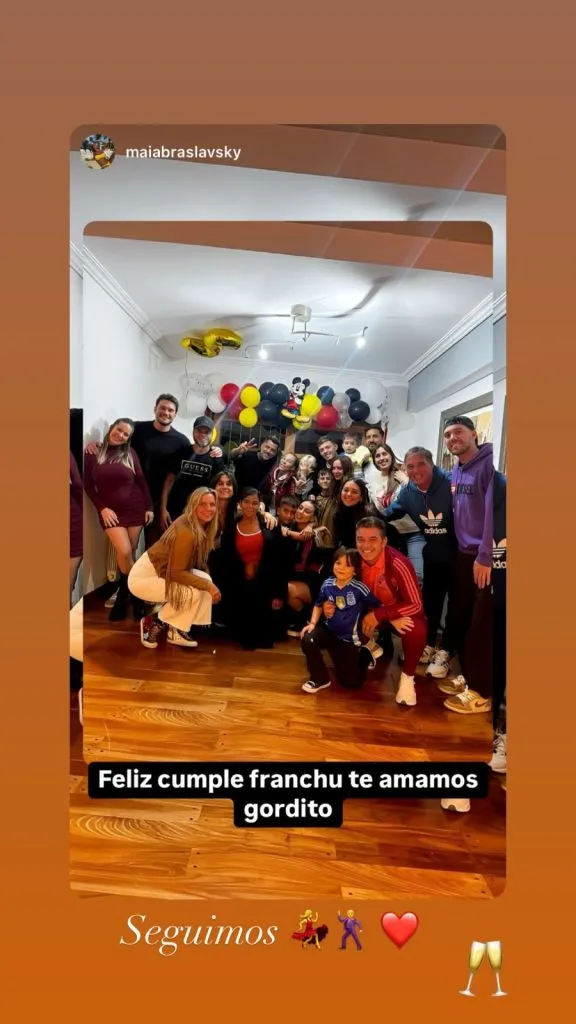 Gallardo con la ropa de DT de River en un cumpleaños familiar.