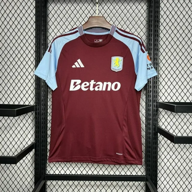 Así luce la palabra Betano en la camista del Aston Villa, uno de los clubes a los que sponsorea.