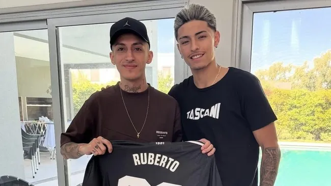 El nuevo look de Ruberto a la espera de estar en condiciones de su lesión. (@alexis_barber.23)