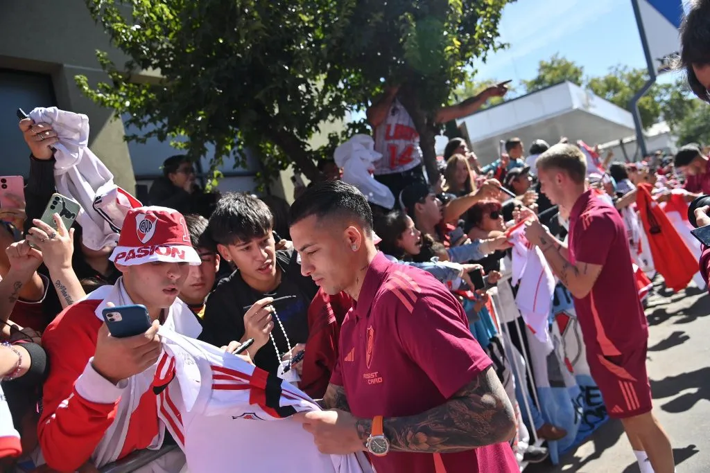 Kevin Castaño y Franco Mastantuono atrás, firmando camisetas. (Prensa River)