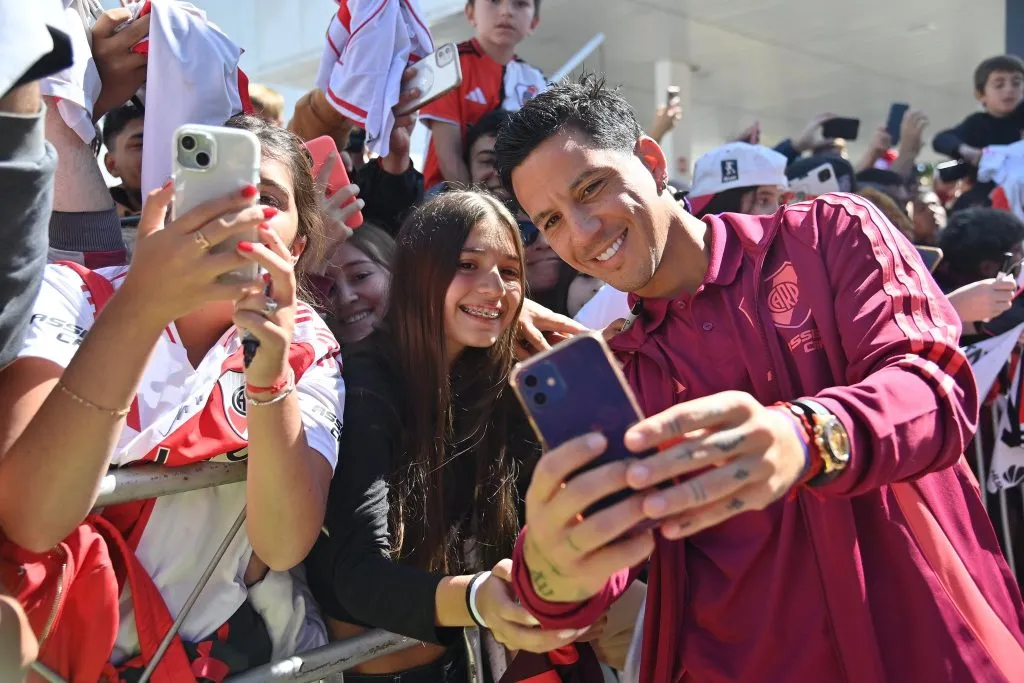 Sebastián Driussi también fue solicitado por los hinchas para sacarse fotos. (Prensa River)