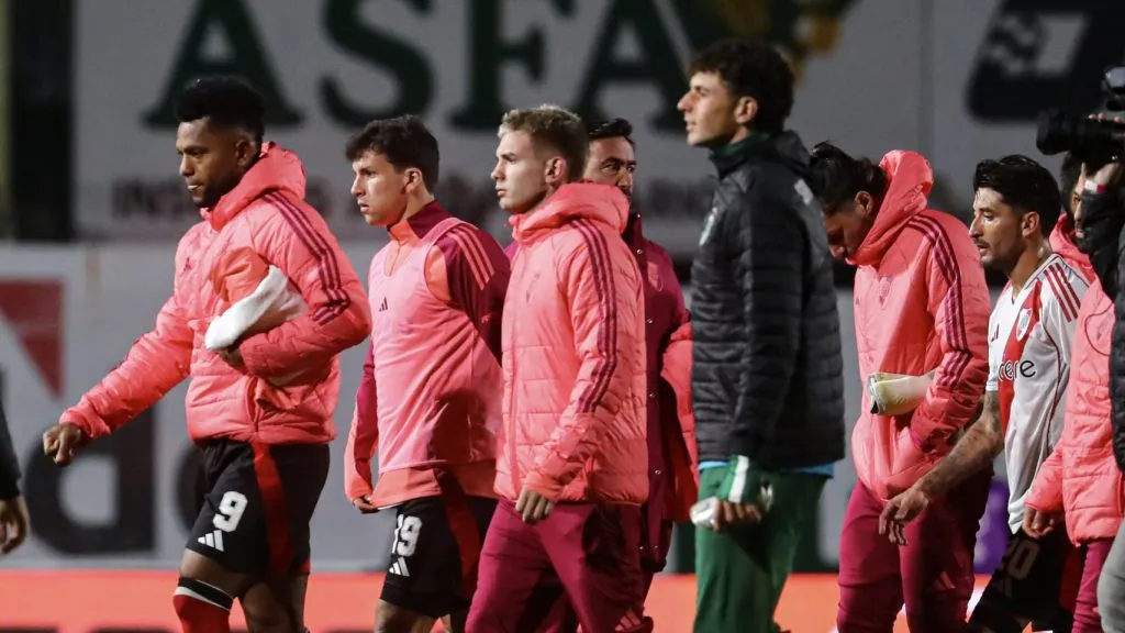 Cabizbajos, así se fueron los jugadores de River tras el empate ante Samiento.