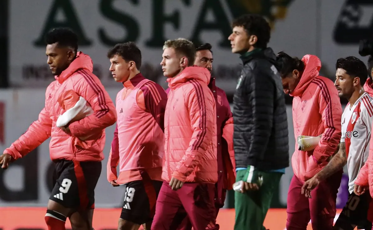 Cabizbajos, así se fueron los jugadores de River tras el empate ante Samiento.