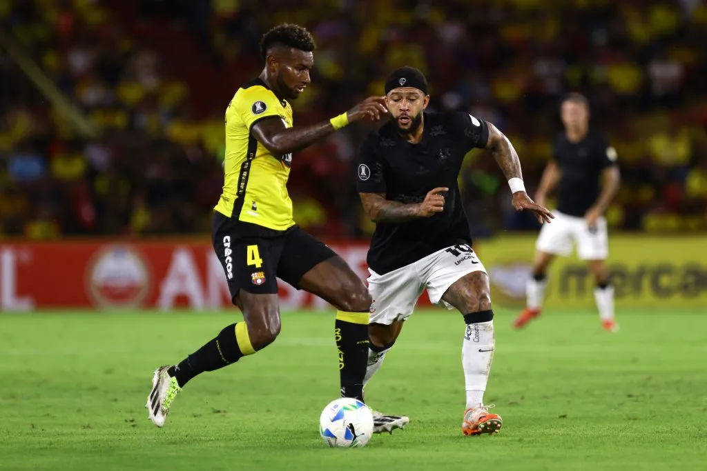 El defensor marcando a Depay en la fase previa. (Getty)