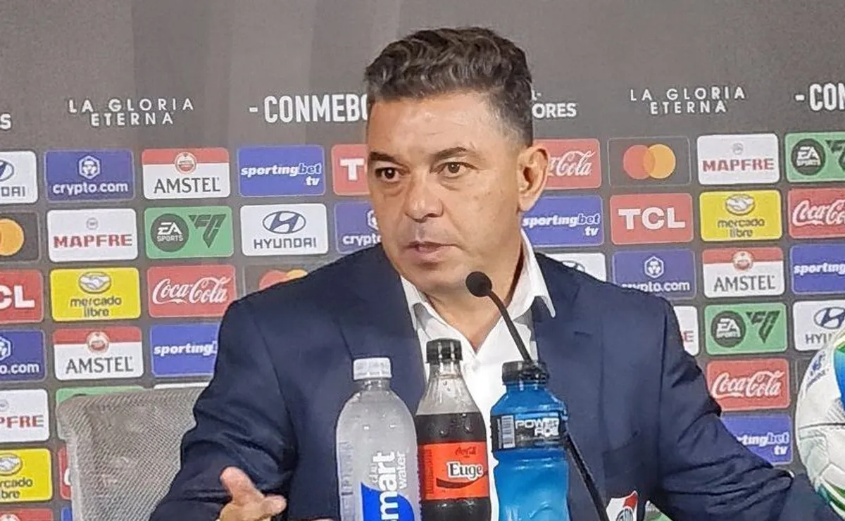 Curioso momento de la conferencia de prensa de Gallardo.