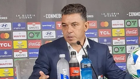 Curioso momento de la conferencia de prensa de Gallardo.