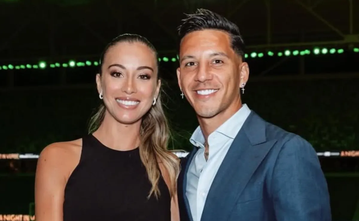 La esposa del delantero lo defendió en las redes.