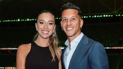 La esposa del delantero lo defendió en las redes.