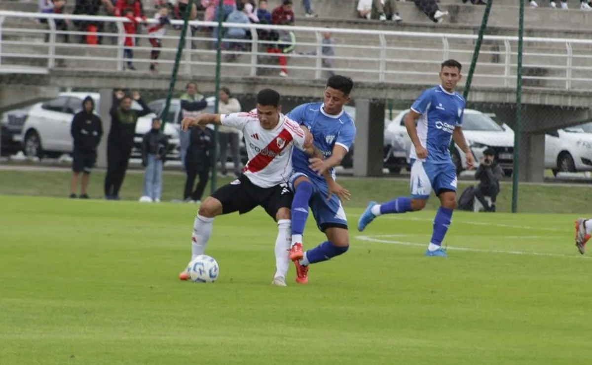 El cuerpo técnico de Primera presenció la goleada de la Reserva.