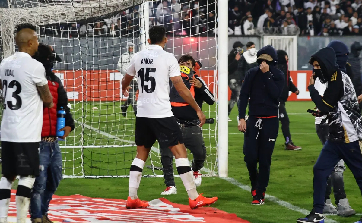 Hinchas de Colo Colo invadieron el campo de juego ante Fortaleza. Foto: Getty.