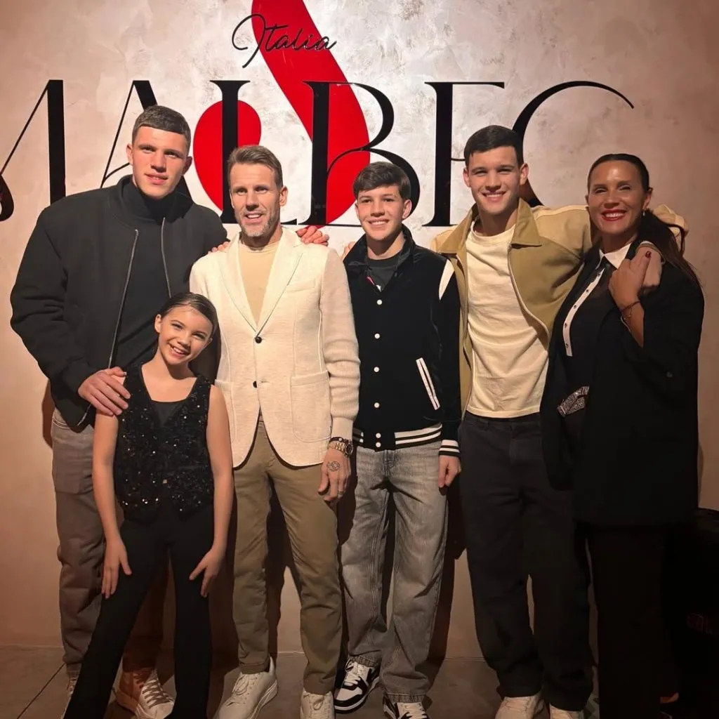 Franco Carboni con su familia. Su padre, el ex futbolista Ezequiel Carboni, está a su lado (FOTO: @frankitocarboni_)