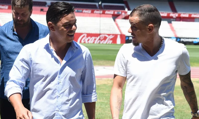 Andrés D’Alessandro, en su vuelta a River en 2016, junto a Marcelo Gallardo (FOTO: River Plate).