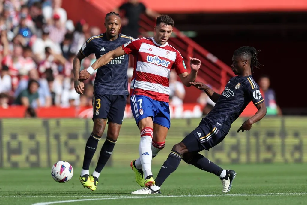 Boyé con la camiseta de Granada enfrentando al Real Madrid. (Getty Images)