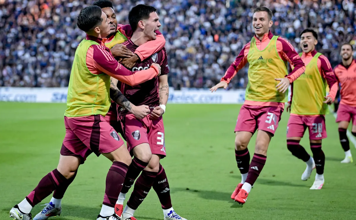 LA PLATA, ARGENTINA - APRIL 18: Franco Mastantuono of River Plate celebrates with teammates after scoring the team's second goal during the Torneo Apertura Betano 2025 Group B match between Gimnasia y Esgrima La Plata and River Plate at Juan Carmelo Zerillo Stadium on April 18, 2025 in La Plata, Argentina. (Photo by Marcelo Endelli/Getty Images)