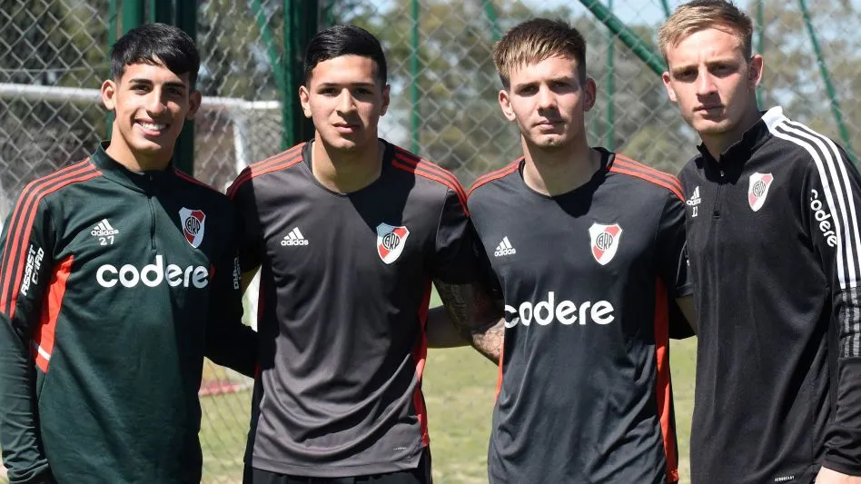 Los juveniles Lucas Obregón, Alan Brítez, Franco Mastantuono y Tomás Jung, el día que se entrenaron por primera vez con el plantel profesional de River en River Camp.