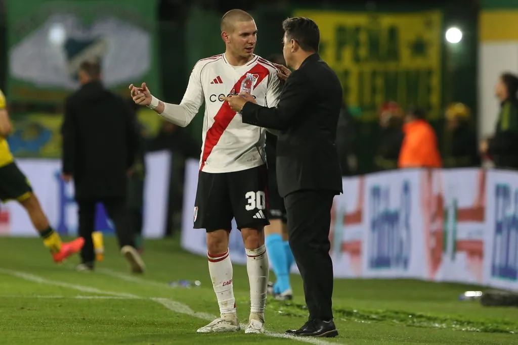 Marcelo Gallardo, DT de River Plate, habla con Franco Mastantuono, el juvenil que tiene a todos encantados en River (FOTO: Daniel Jayo/Getty Images)