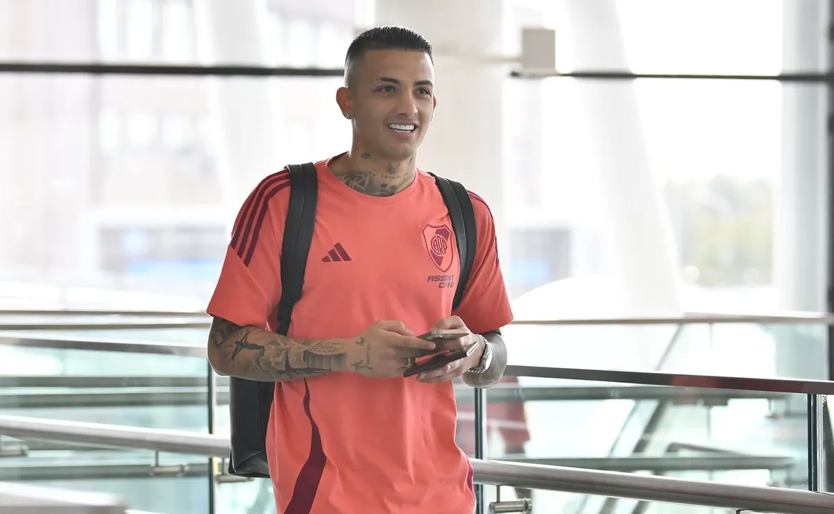 Postal del plantel millonario en Ezeiza, rumbo a Quito.