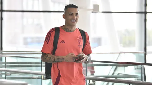 Postal del plantel millonario en Ezeiza, rumbo a Quito.