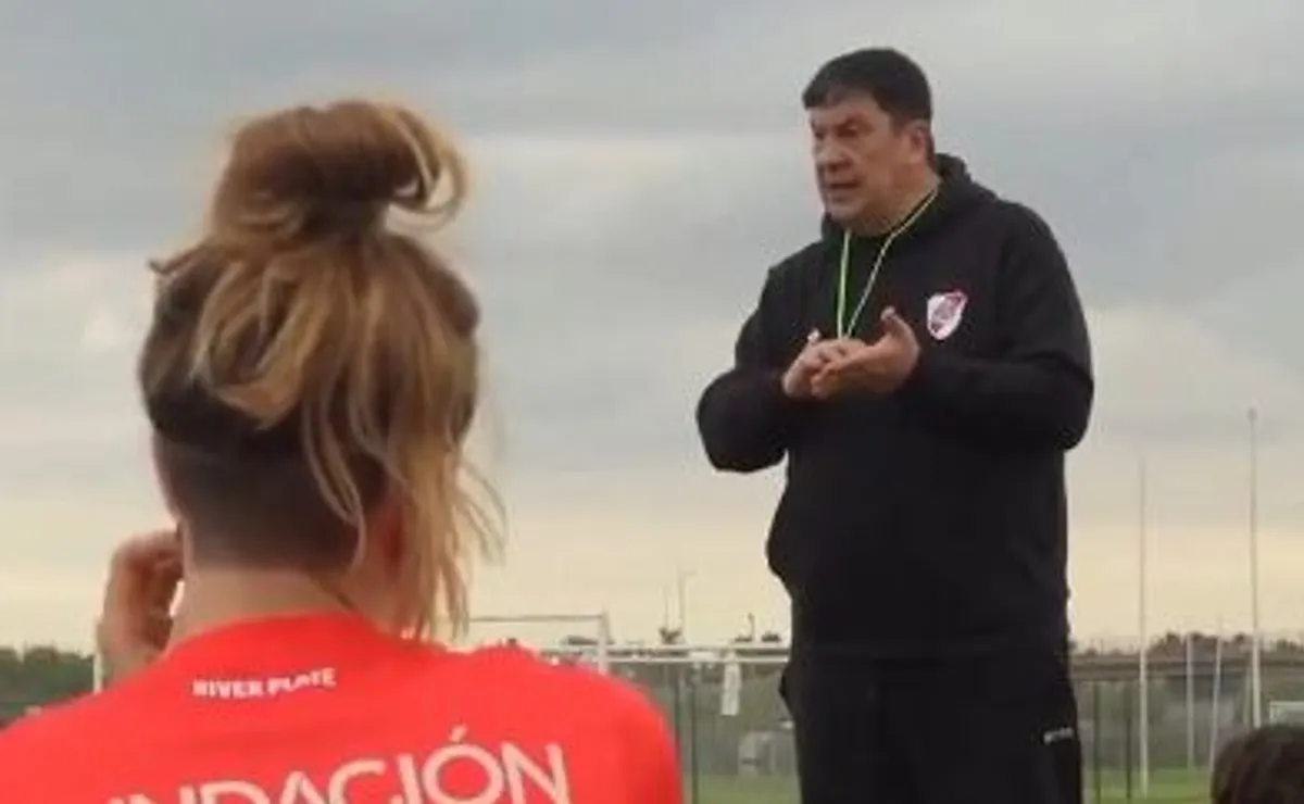 Mono Burgos sorprendió a los chicos de la escuela de fútbol de River.