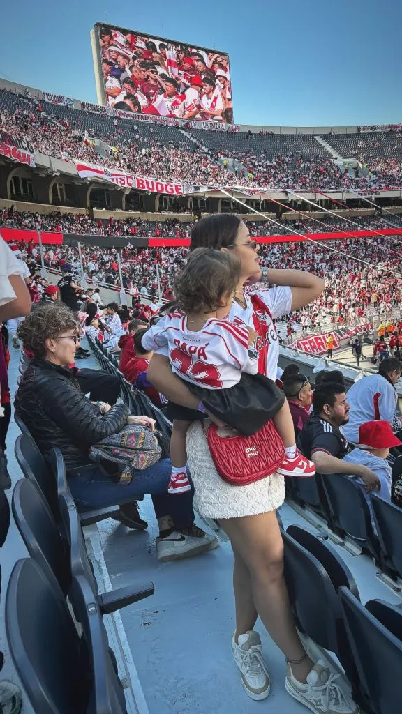 Alejandra, la esposa de Kevin Castaño, con la hija que tiene con el jugador de River.