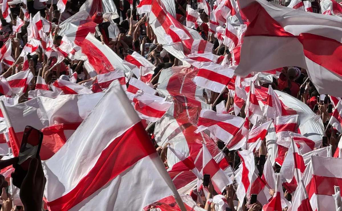 Gran recibimiento a River en el Superclásico (Foto: LPM).