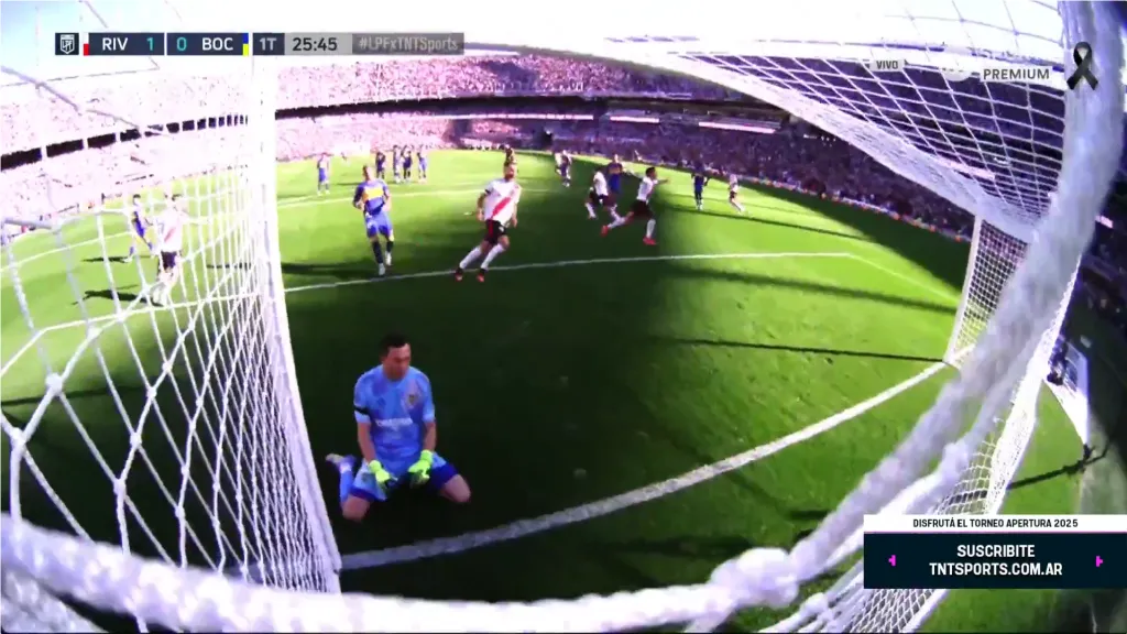 Marchesín, arrodillado ante el gol de Mastantuono. (TNT Sports)