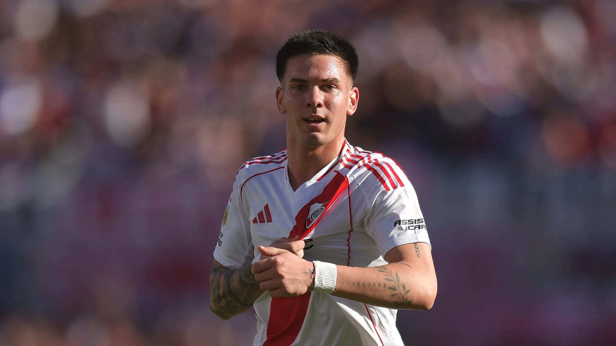 Mastantuono muestra el escudo de River.