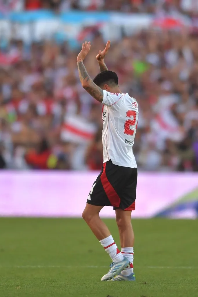 Enzo Pérez, figura, sale ovacionado.