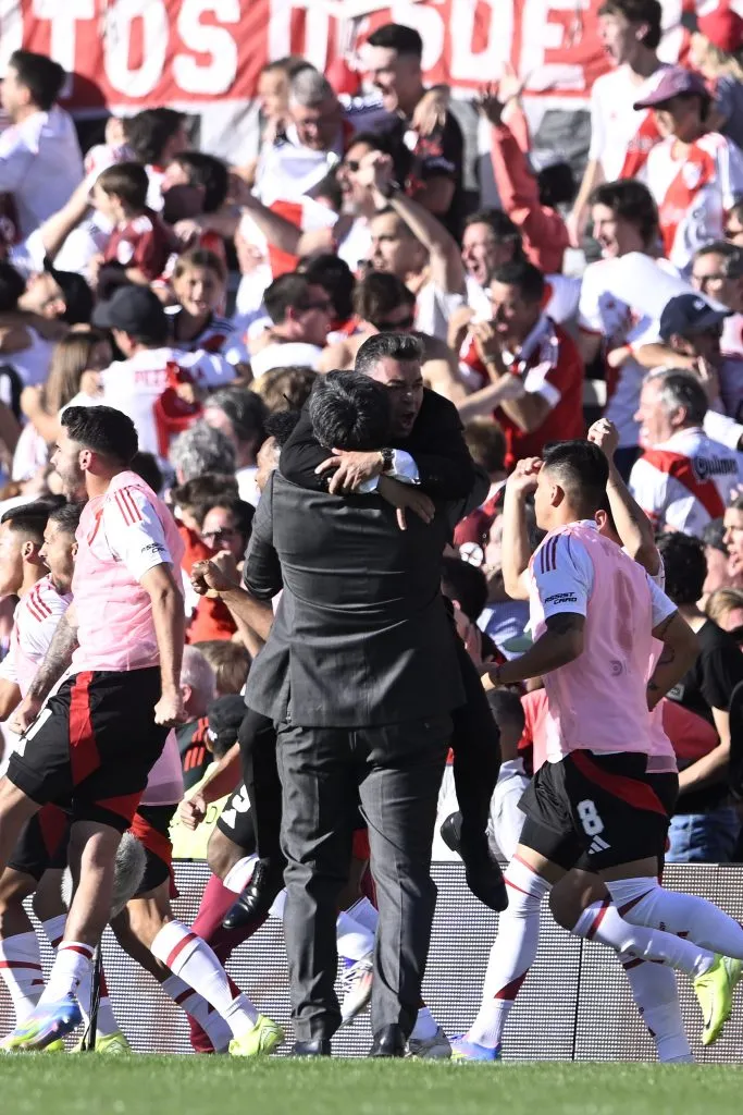 Gallardo, trepado a Biscay tras el gol de Driussi.