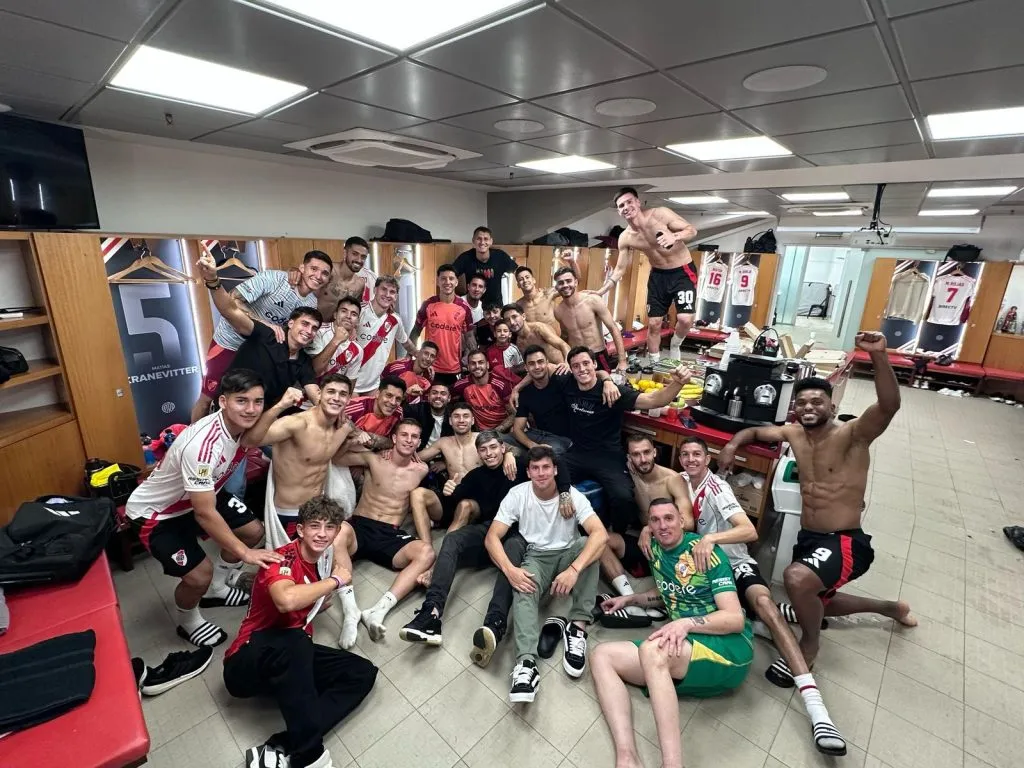 Maidana, al lado de Driussi en los festejos en el vestuario.