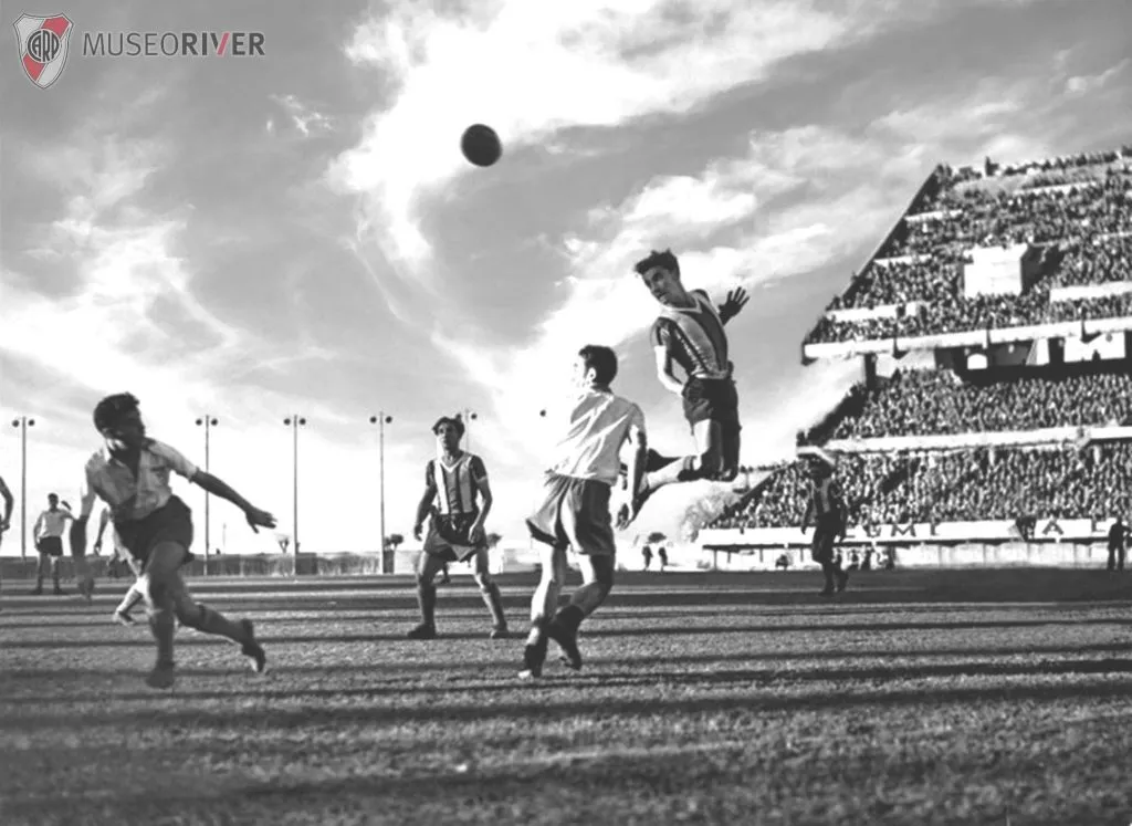 El Monumental, en forma de herradura con vista al Río de la Plata.