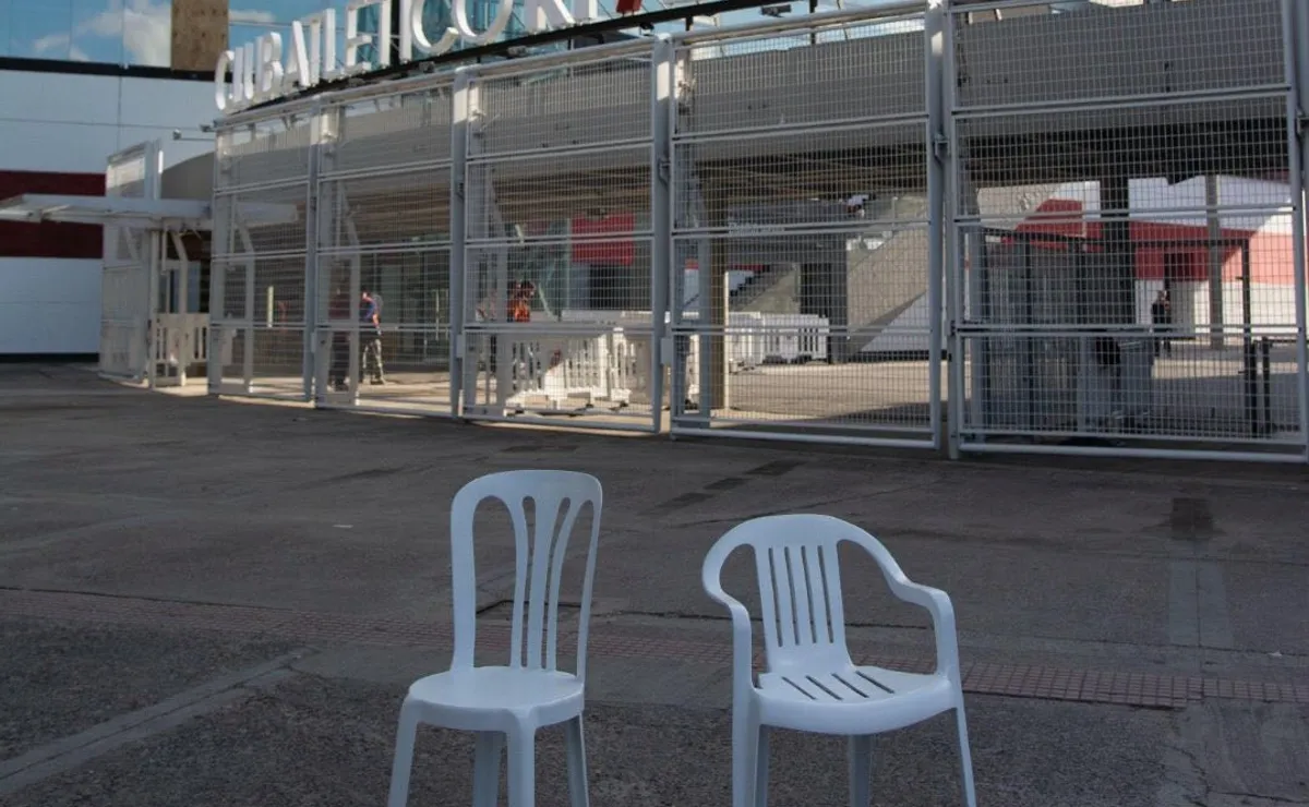 Por qué aparecieron dos sillas en el Monumental.
